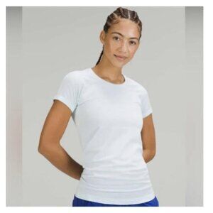 Lululemon Swiftly Tech short Sleeve 2.0 in Powder Blue - Size 4